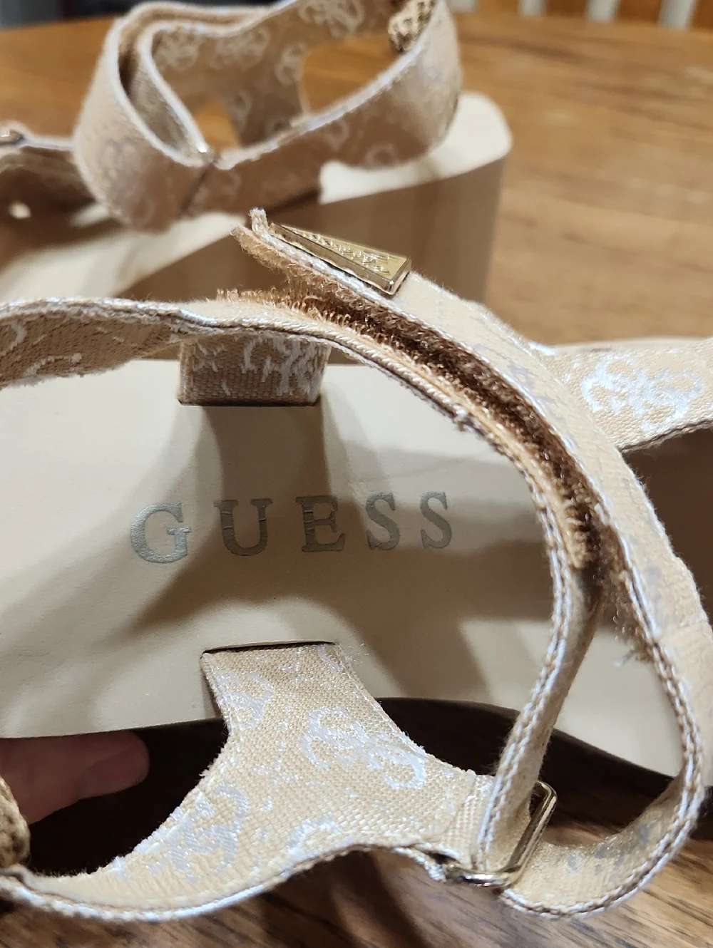 NEW Guess gwDaysa Wedge Sandals Size 7